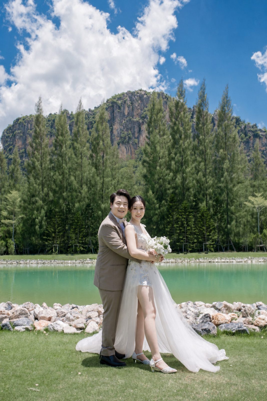 ลลิดาและอินทัชในชุดแต่งงาน ท่ามกลางทุ่งหญ้าและภูเขา